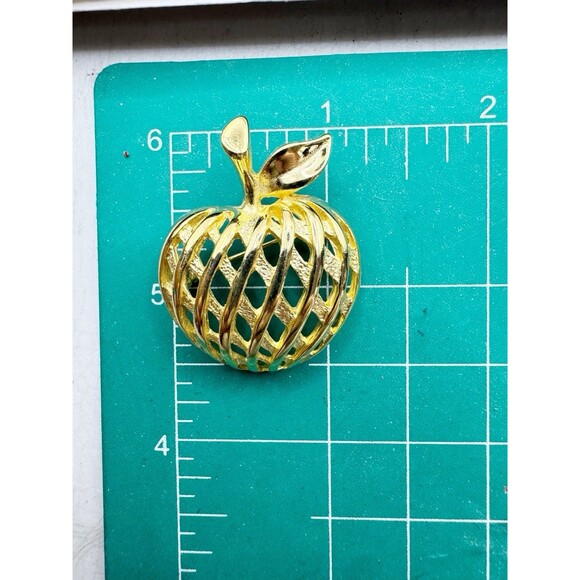 Apple Brooch Pin Gold Tone Teacher School Fall Autumn - Picture 2 of 5
